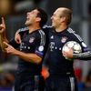 Fotbalisté Bayernu Mnichov Claudio Pizarro (vlevo) a Arjen Robben slaví gól v utkání proti  v Lize mistrů 2012/13.