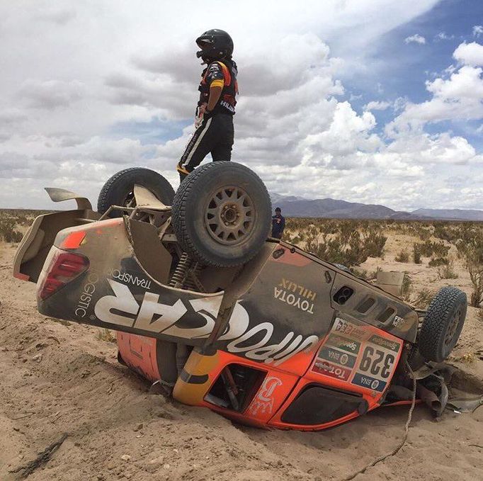 Martin Porkop otočil ve čtvrté etapě Rallye Dakar svoji Toyotu na střechu.