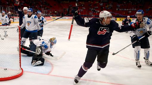 Hokej, MS 2013, USA - Finsko: Craig Smith (15) slaví gól na 1:0