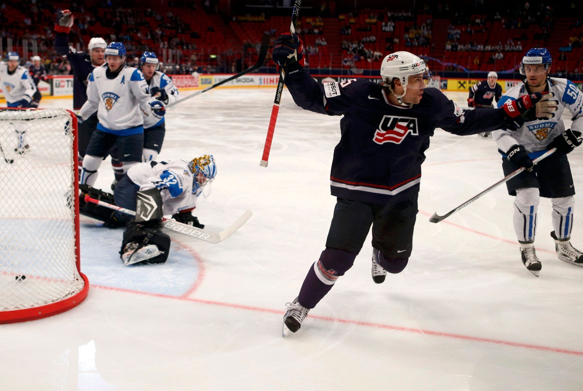 Hokej, MS 2013, USA - Finsko: Craig Smith (15) slaví gól na 1:0