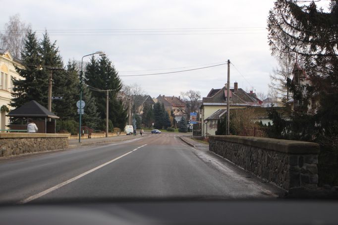 Tato past v podobě mohutného kamenného mostu číhá na řidiče přímo ve městě Králíky.