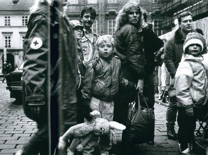 Situace před velvyslanectvím SRN, Praha 1989. Ukázka z knihy Osudové chvíle Československa, kterou v roce 2018 vydalo nakladatelství Czech Top Photo.