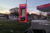 V Chorvatsku se vyplatí tankovat naftu, ve Slovinsku stojí nafta podobně jako benzin.