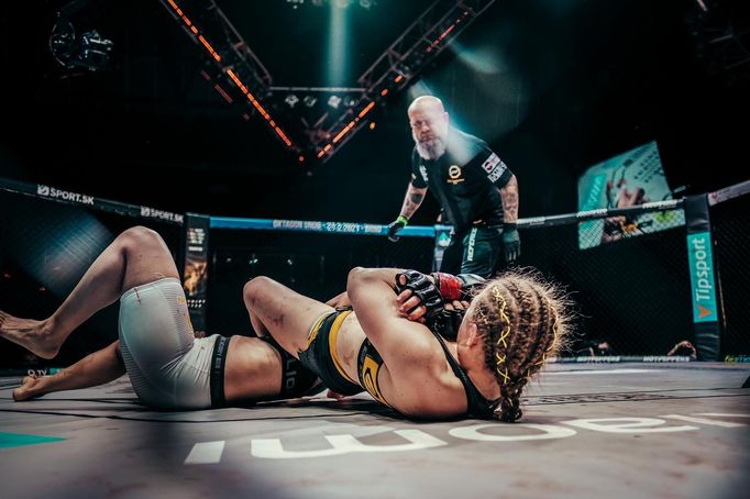 Lucia Szabová nasadila soupeřce armbar a donutila ji odklepat.