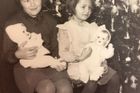 "Moje maminka a teta na Vánoce 1955."