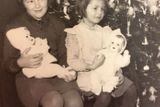 "Moje maminka a teta na Vánoce 1955."