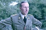 Podle svědků Heydrich (na snímku) po skončení konference volal veliteli SS Himmlerovi a řekl mu, že jednání byla úspěšná. Heydrich, Eichmann a šéf gestapa Heinrich Müller pak ve vile seděli u krbu, popíjeli brandy a kouřili cigarety. Eichmann sám prohlásil, že to byla výjimečná situace, protože asketický a odměřený Heydrich málokdy pil alkohol nebo kouřil cigarety, přinejmenším v přítomnosti jiných lidí.
