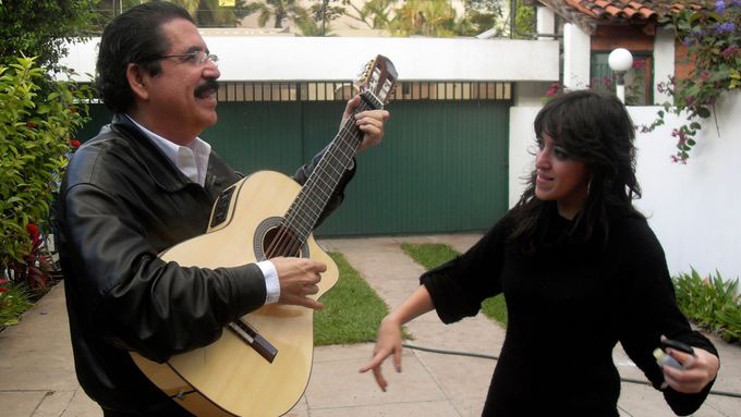 Manuel Zelaya na brazilské ambasádě. Netradičně bez klobouku, ale zato s kytarou a dcerou.