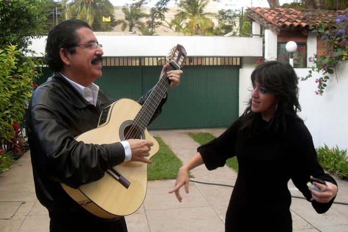 Manuel Zelaya na brazilské ambasádě. Netradičně bez klobouku, ale zato s kytarou a dcerou.