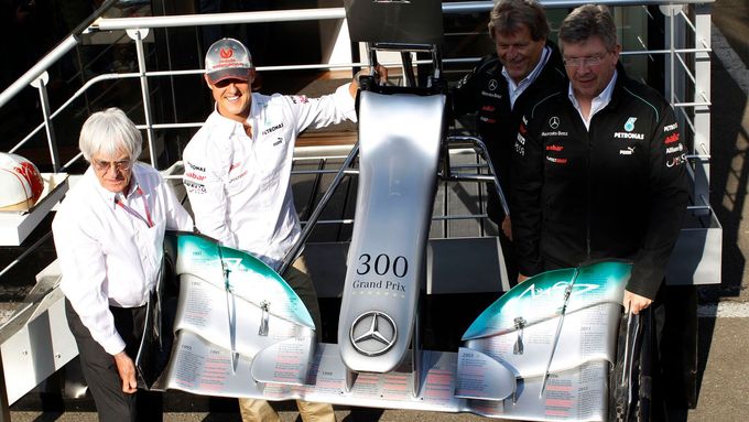 Michael Schumacher pózuje spolu s bývalým bossem F1 Berniem Ecclestonem a svými šéfy od Mercedesu Norbertem Haugem a Rossem Brawnem ve Spa 2012, kde oslavil 300. Grand Prix své úspěšné kariéry.