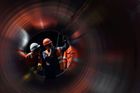 Dělníci pracují na montáži potrubí pro plynovod Nord Stream 2.
