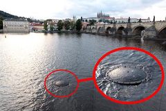 Záhadný objekt na Vltavě: Spekuluje se o tajné chodbě, studni nebo Davidu Černém