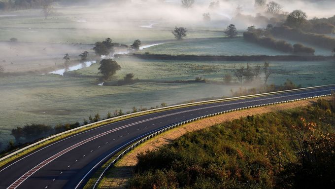 Pohled na prázdnou silnici ve Walesu poblíž vesnice Llanddowror - ilustrační foto.