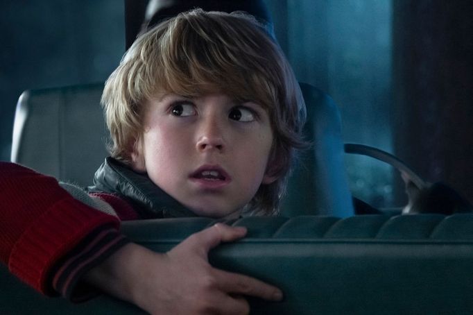 Walker Scobell jako malý Adam.