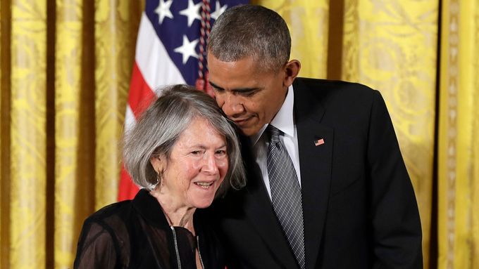 Louise Glücková v roce 2016, když jí tehdejší americký prezident Barack Obama udělil medaili za humanitní vědy.
