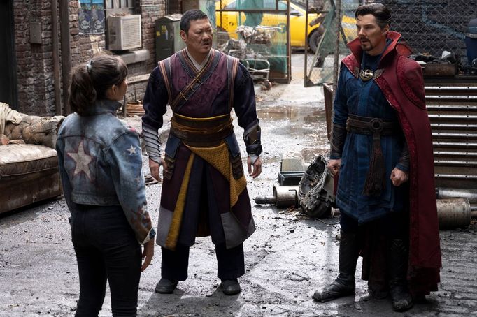 Xochitl Gomezová coby America Chavezová, Benedict Wong v roli Wonga a Benedict Cumberbatch jako Doctor Strange.