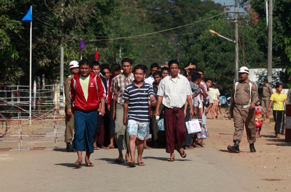Barma pustila dalších 12 disidentů