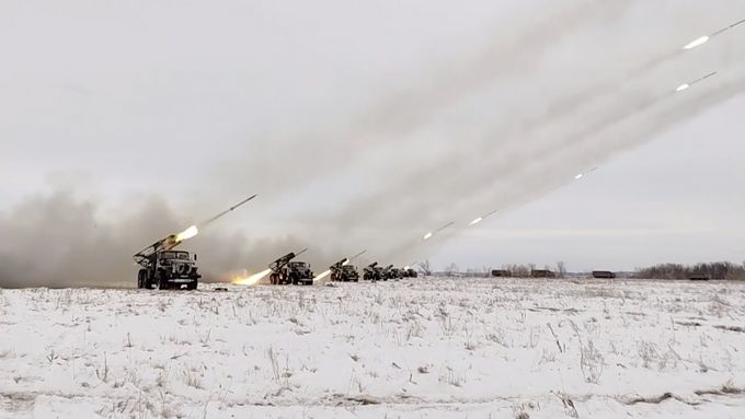 Ruské dělostřelectvo, vrtulníky i tanky předvádějí svou sílu v Orenburské oblasti