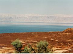 Pohled na hladinu Mrtvého moře a jordánksé hory v pozadí.