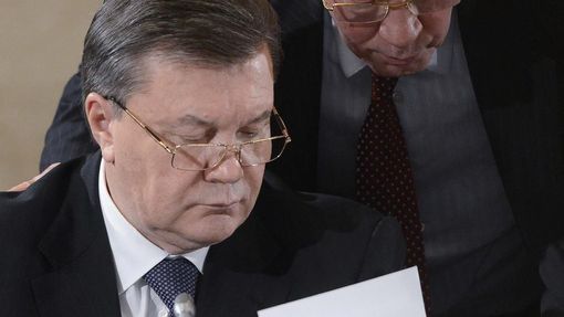 Ukrajinský prezident Viktor Janukovyč (vlevo) rozmlouvá s premiérem Mykolou Azarovem.