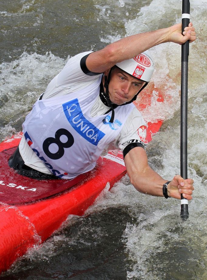 Vodní slalomář Dariusz Popiela z Polska na Světovém poháru 2012 v pražské Tróji.