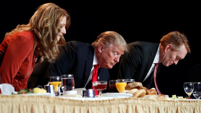 Donald Trump na tradiční národní snídani s modlitbou. Vpravo senátor James Lankford, vlevo senátorova manželka Cindy.
