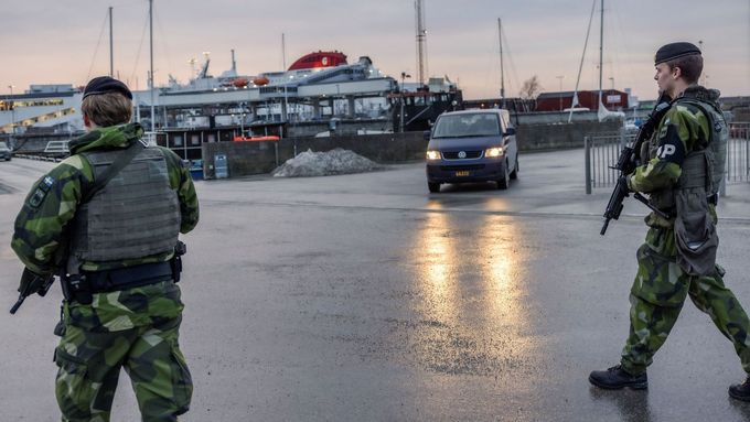 Švédští vojáci hlídkující v souvislosti s rostoucím napětím mezi NATO a Ruskem.