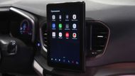 Tablet byl ale na přístrojovou desku zjevně naroubován dodatečně.