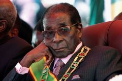 Mugabe už před rezignací věděl, že je konec. Zlomil ho pohled na protestující davy, řekl jeho přítel