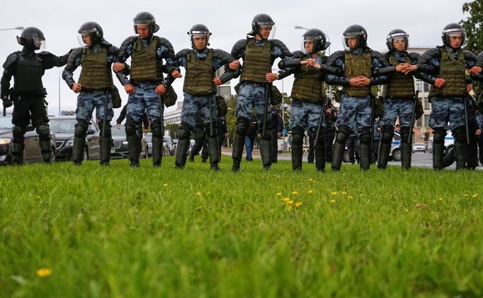 Policisté zasahují v Moskvě při protestech proti plánované důchodové reformě.