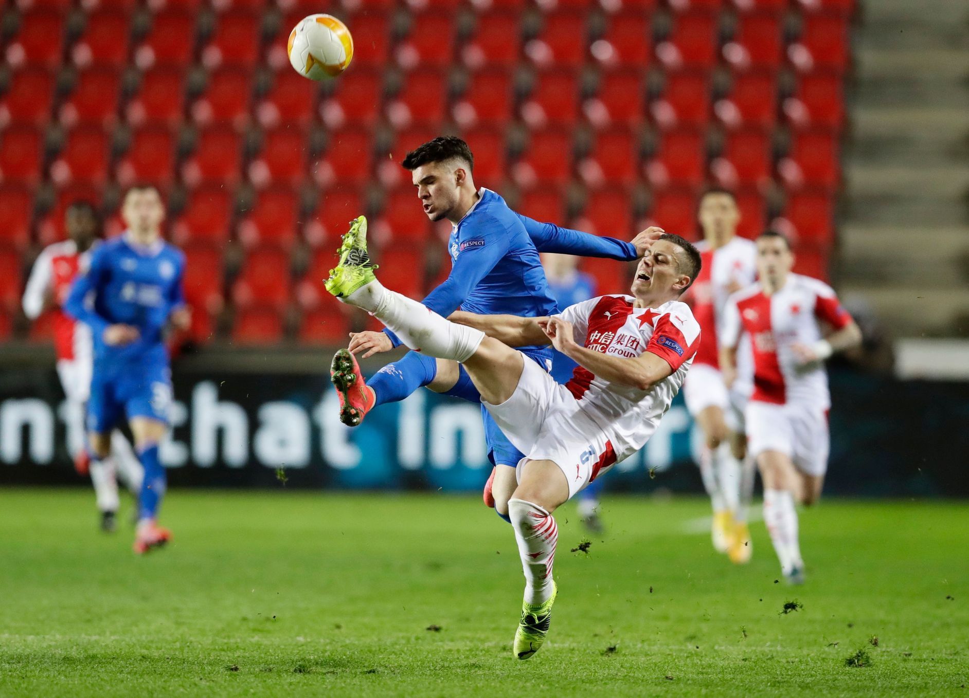 Hagi a Tomáš Holeš v prvním zápase osmifinále EL Slavia - Glasgow Rangers