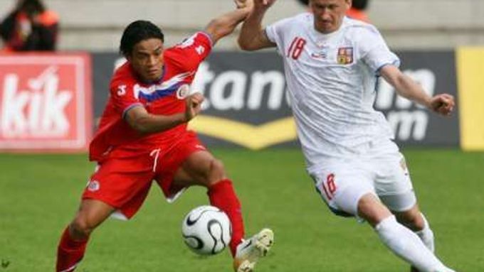 Walter Centeno (vlevo) v souboji s Markem Heinzem v přípravném utkání na MS ve fotbale proti Kostarice.