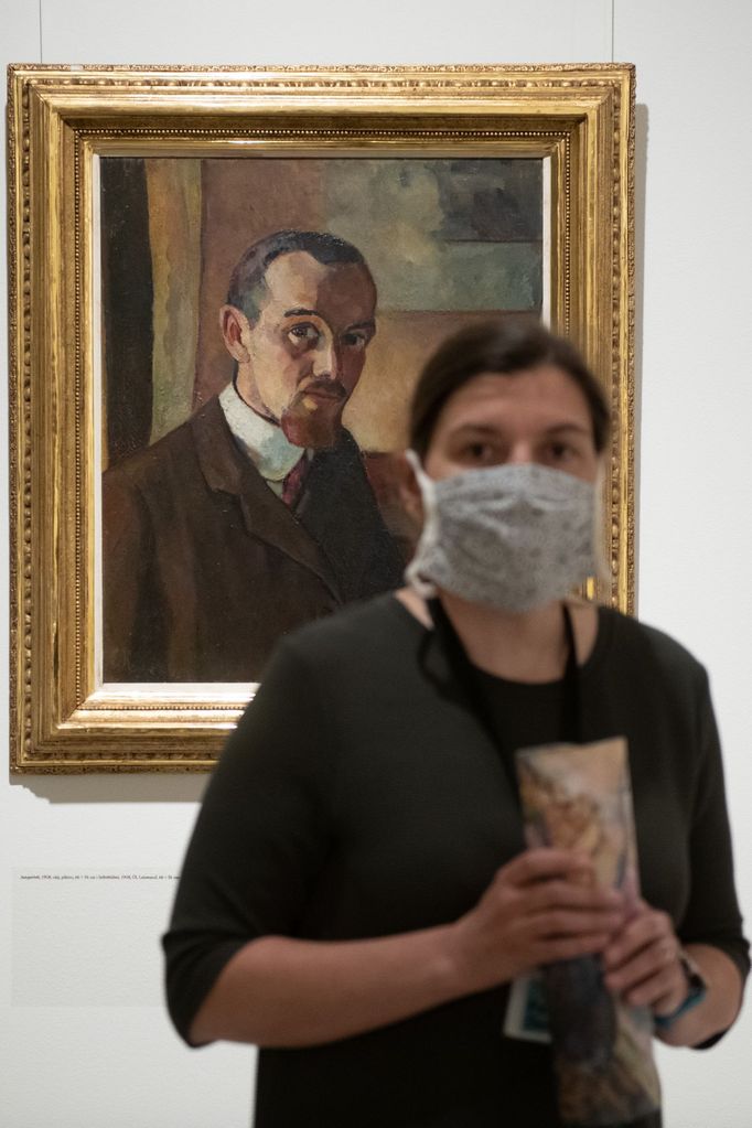 Na snímku z výstavy obrazů Eugena von Kahlera je vzadu jeho autoportrét.