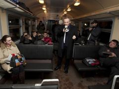 Uladzimir Njakljajev při kampani v příměstském vlaku.
