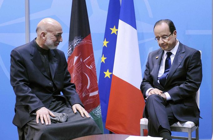 Francois Hollande během rozhovoru s afghánským prezidentem Hamídem Karzaím.