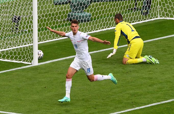 Patrik Schick slaví první gól v zápase Skotsko - Česko na ME 2020