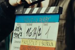 Film Kouzlo derby o víkendu plnil kina. Podívejte se na nepovedené záběry z natáčení