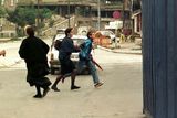 Běžet jako o život. Tak se museli obyvatelé Sarajeva pohybovat ulicemi města, na které měli srbští ostřelovači dobrý výhled z okolních kopců. Květen 1992.