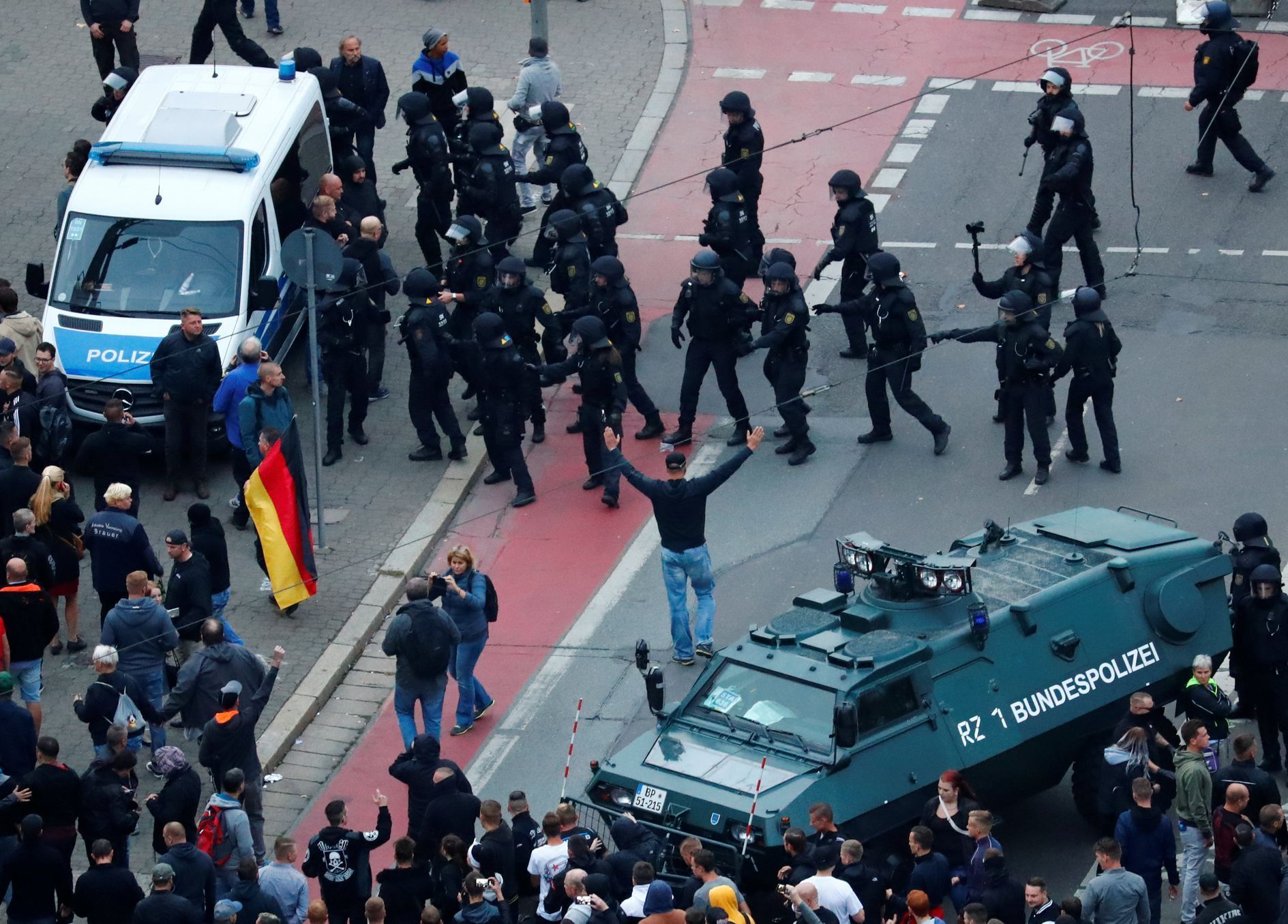 Policie zasahuje při protestním průvodu saským městem Chemnitz.