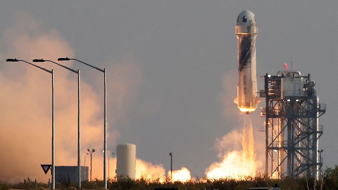 Start rakety New Shepard, v jejíž kapsli na špici vynesla Blue Origin už posedmé turisty do kosmu.