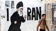 Tel Aviv, Izrael: muž míjí graffiti íránského ajatolláha Chameneího, nová malba odráží napětí po nedávné 12denní válce.