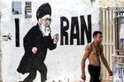 Tel Aviv, Izrael: muž míjí graffiti íránského ajatolláha Chameneího, nová malba odráží napětí po nedávné 12denní válce.