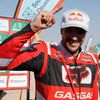 Jezdec týmu GasGas Sam Sunderland  slaví triumf na Rallye Dakar 2022