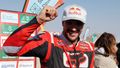 Jezdec týmu GasGas Sam Sunderland  slaví triumf na Rallye Dakar 2022
