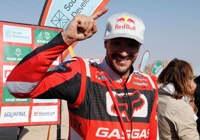 Jezdec týmu GasGas Sam Sunderland  slaví triumf na Rallye Dakar 2022