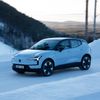 Volvo EX30, elektromobil, zima, jezero, led, zamrzlé jezero, jízda na zamrzlém jezeře