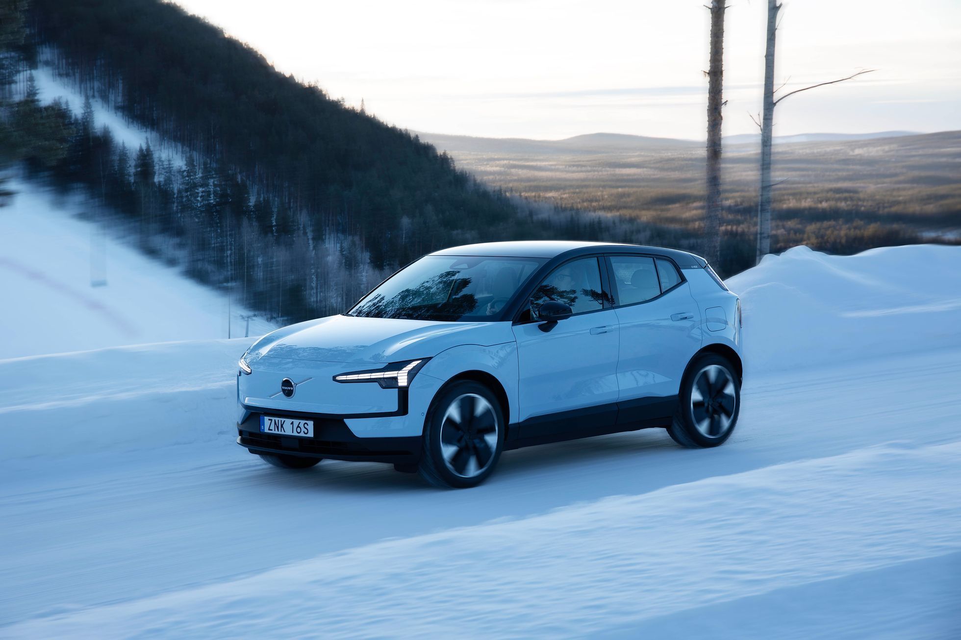 Volvo EX30, elektromobil, zima, jezero, led, zamrzlé jezero, jízda na zamrzlém jezeře