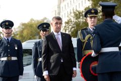 Babiš položil věnec u památníku letců z bitvy o Británii, čeká ho schůzka s Mayovou