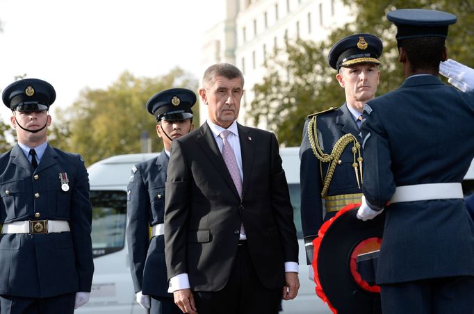 Premiér Andrej Babiš, který je na pracovní návštěvě Británie, položil 24. října 2018 v Londýně věnec u pomníku hrdinů z bitvy o Británii.