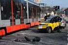 Hasiči v centru Prahy otáčeli po nehodě na kola miniauto Revolt